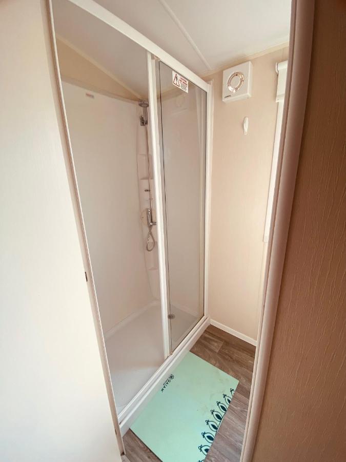 8 Bed Sun Decked Caravan Unlimited High Speed Wifi And Fun At Seawick Holiday Park Clacton-on-Sea Exterior photo